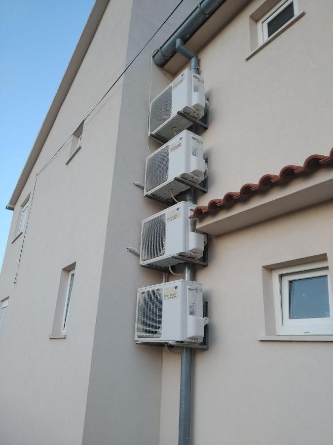 Apartman Turanj Luaran gambar