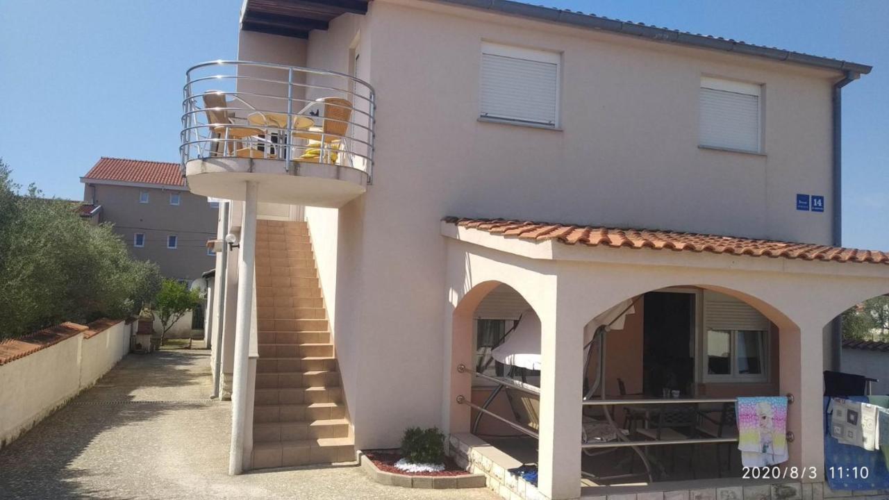 Apartman Turanj Luaran gambar