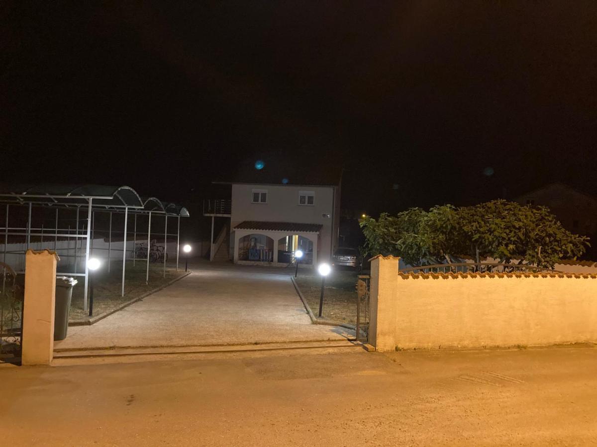 Apartman Turanj Luaran gambar