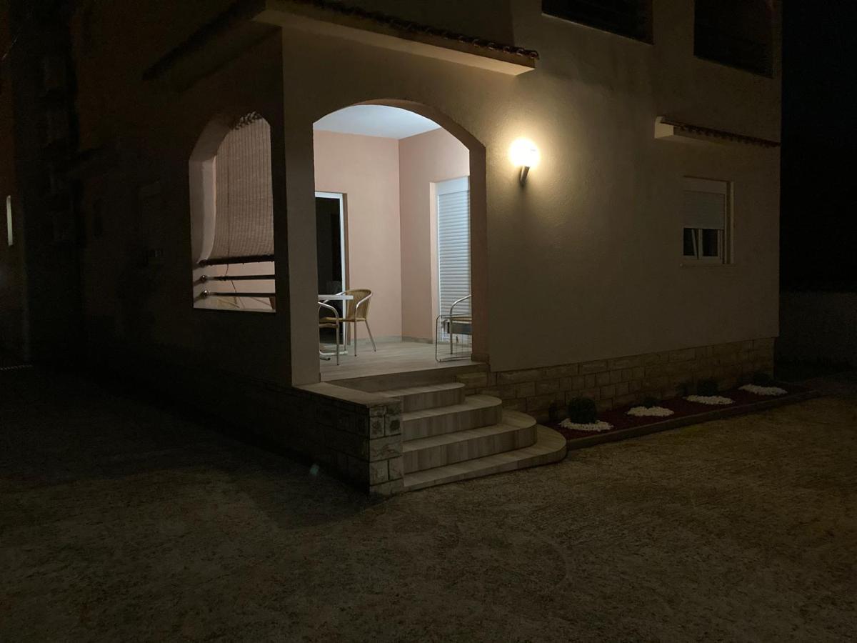 Apartman Turanj Luaran gambar