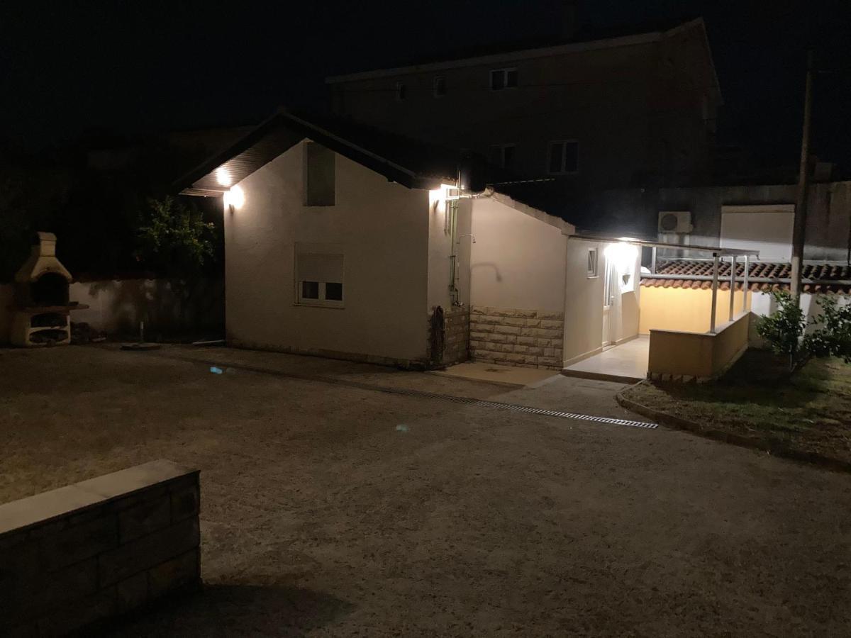 Apartman Turanj Luaran gambar