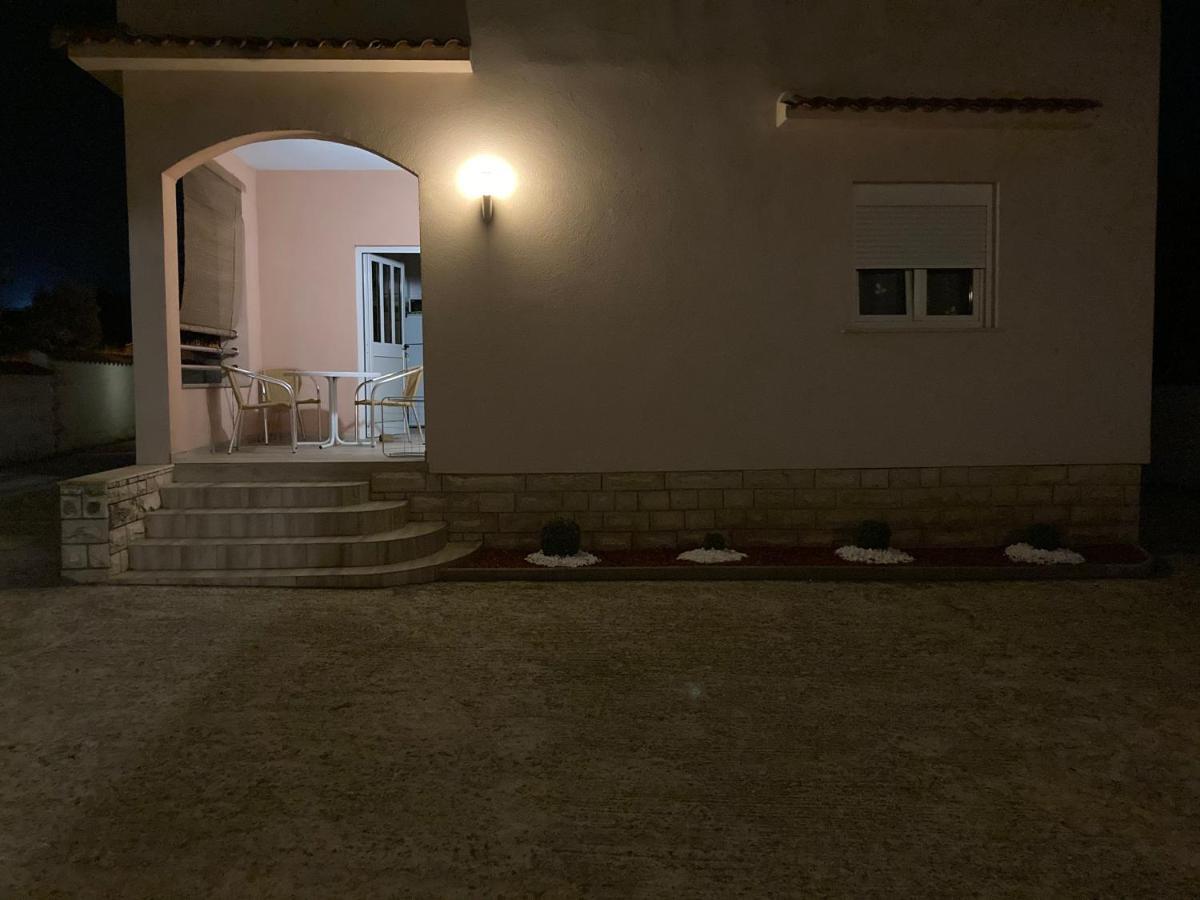 Apartman Turanj Luaran gambar