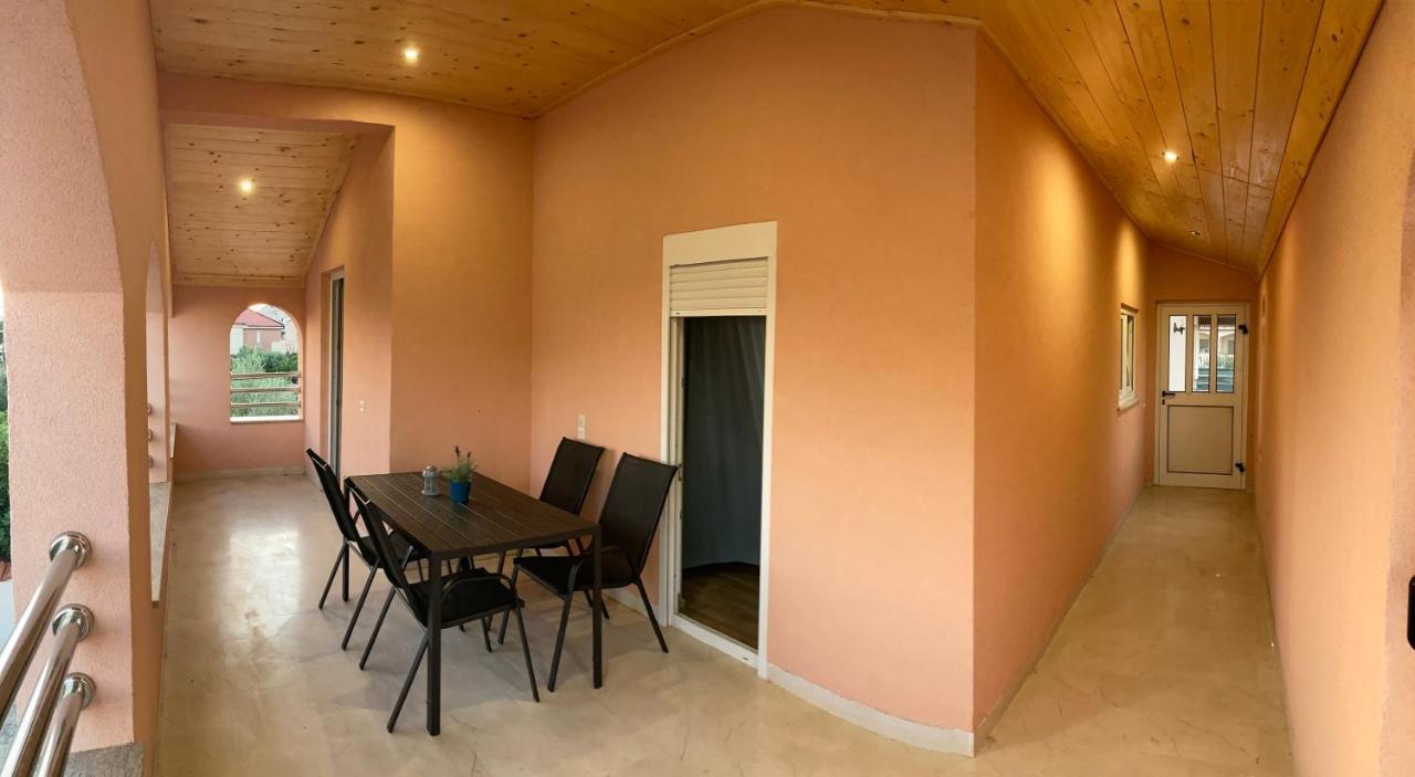 Apartman Turanj Luaran gambar