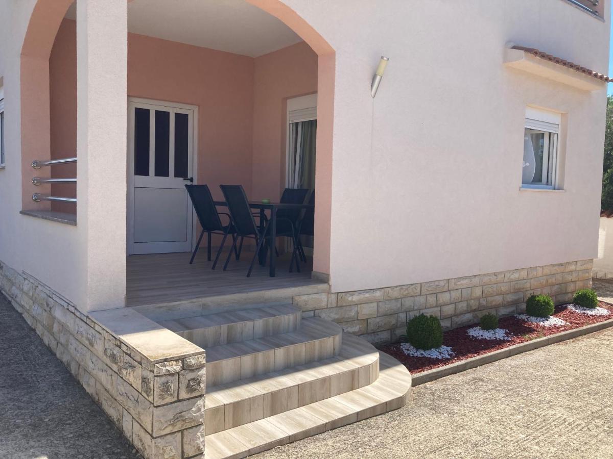 Apartman Turanj Luaran gambar