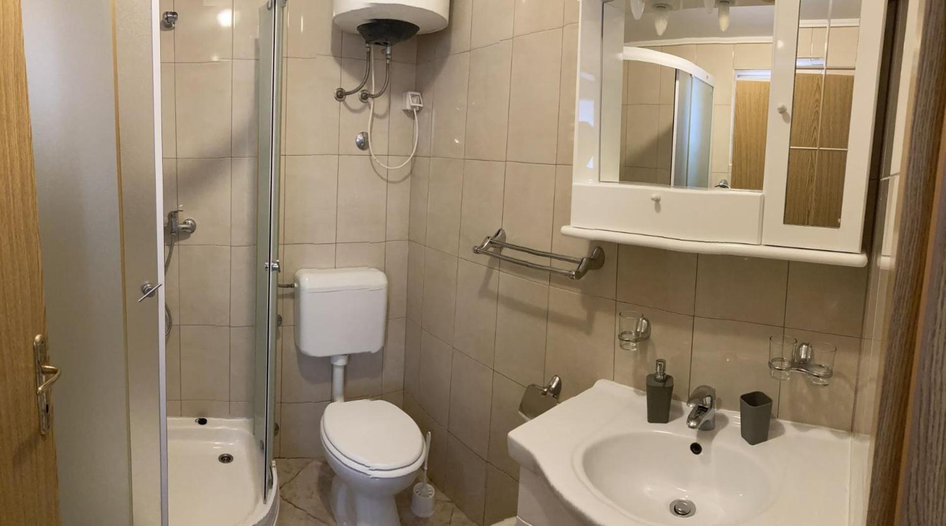 Apartman Turanj Luaran gambar